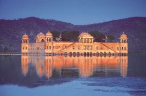 Inspiring photos - Asiam style - Jaipur palace on the lake.jpg